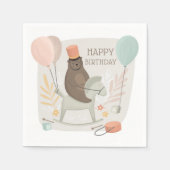 Niedlicher Bärentrommler auf Holzpferd. Glückliche Serviette (Vorderseite)