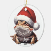 Niedlicher Bartdrache und Weihnachtsmannmütze Keramik Ornament (Links)