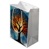 Niedlicher Baum Wasserfarbe Mittlere Geschenktüte (Rückseite Schrägansicht)