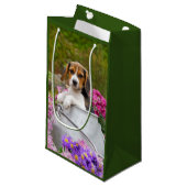 Niedlicher Beagle Hund Welpe in Milk Churn mit Blu Kleine Geschenktüte (Vorderseite Schrägansicht)