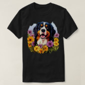 Niedlicher Berner Hund im Frühjahrsblütengarten T-Shirt (Design vorne)