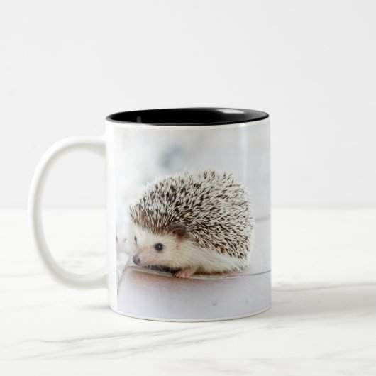 Niedlicher, bezaubernder Igel Zweifarbige Tasse (Links)