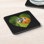 Niedlicher Big Ladybug in einem Untersetzer auf de (Linke Seite)