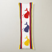 Niedlicher blau-gelbgelber Wal gestrichen Seitenschläferkissen (Vorderseite Vertikal)