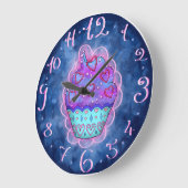 Niedlicher blau/rosa Cupcake mit rosa Herzchen Große Wanduhr (Winkel)