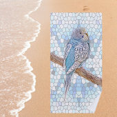 Niedlicher blauer Budgie auf Mosaikhintergrund Strandtuch