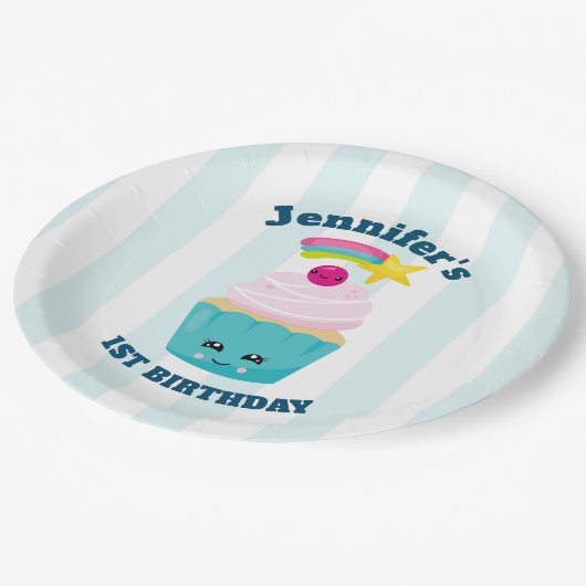 Niedlicher Blauer Cupcake mit Kawaii Face Geburtst Pappteller (Schrägansicht)