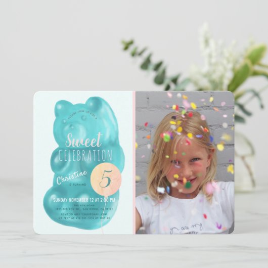 Niedlicher blauer Gummibär Sweet Candy Foto Geburt Einladung (Stehend Vorderseite)