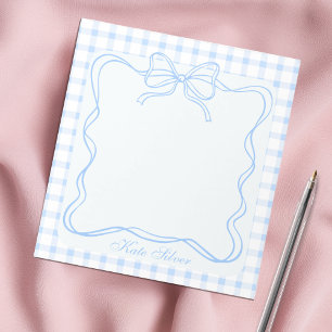 Niedlicher blauer Koketten-Schleifen-Gingham-Perso Notizblock
