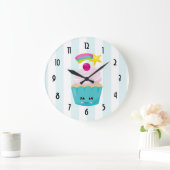 Niedlicher Blauer Kuchen mit Kawaii-Gesicht Große Wanduhr (Zuhause)
