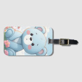 Niedlicher blauer Teddybär im Garten Gepäckanhänger (Vorderseite (Horizontal))