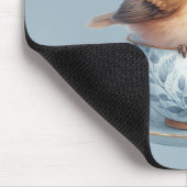 Niedlicher Blauer Vogel mit Blütenkrone im Teacup Mousepad (Ecke)