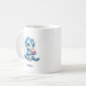 Niedlicher Blue Baby Dragon isst einen Cupcake Kaffeetasse (Vorderseite Links)