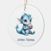 Niedlicher Blue Baby Dragon isst einen Cupcake Keramik Ornament (Links)
