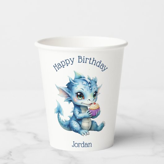 Niedlicher Blue Baby Dragon isst einen Cupcake Pappbecher (Vorderseite)