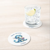 Niedlicher Blue Baby Dragon isst einen Cupcake Runder Pappuntersetzer (Vor Ort)