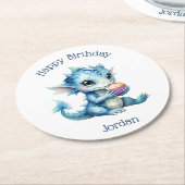 Niedlicher Blue Baby Dragon isst einen Cupcake Runder Pappuntersetzer (Angewinkelt)