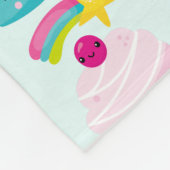 Niedlicher Blue Cupcake mit Kawaii Gesichtsmuster Fleecedecke (Ecke)