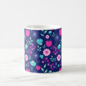 Niedlicher Blumenhintergrund Kaffeetasse (Mittel)