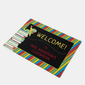 Niedlicher Bookworm | Farbenfrohe Streifen Lehrer Fußmatte (Schrägansicht)