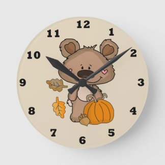 Niedlicher Boppingbär Herbstklemme Runde Wanduhr