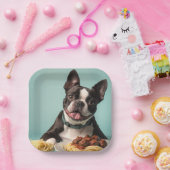 Niedlicher Boston Terrier mit Spaghetti Bolognaise Pappteller (Party)