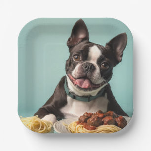 Niedlicher Boston Terrier mit Spaghetti Bolognaise Pappteller