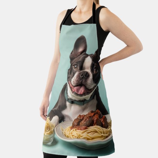 Niedlicher Boston Terrier mit Spaghetti Bolognaise Schürze (InSitu)