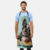 Niedlicher Boston Terrier mit Spaghetti Bolognaise Schürze (Getragen)