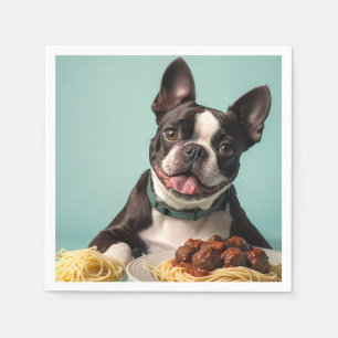 Niedlicher Boston Terrier mit Spaghetti Bolognaise Serviette