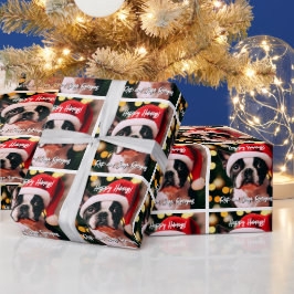Niedlicher Boston Terrier Welpe mit Weihnachtsmann Geschenkpapier