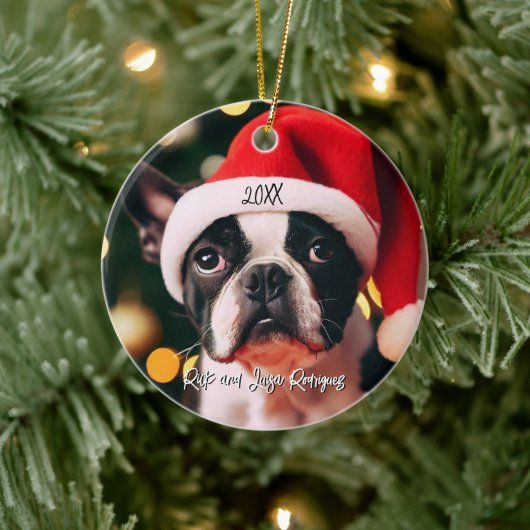 Niedlicher Boston Terrier Welpe mit Weihnachtsmann Keramik Ornament (Baum)
