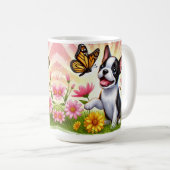 Niedlicher Boston Terrier Welpe spielen mit Schmet Kaffeetasse (VorderseiteRechts)