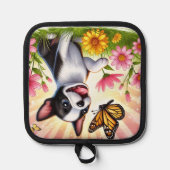 Niedlicher Boston Terrier Welpe spielen mit Schmet Topflappen (Vorderseite)