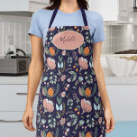 Niedlicher botanischer Pastellblumenname Schürze<br><div class="desc">Hübsches Frühlingsblütenrosa,  orangefarbene und schlängelgrüne gemusterte feminine Marine Schürze mit personalisiertem Namen oder Text über einer rot rosa ovalen geometrischen Form.</div>