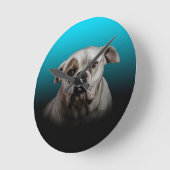 Niedlicher Boxer Hund mit blauem schwarzem Hinterg Runde Wanduhr (Winkel)