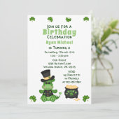 Niedlicher Boy Dragon mit Pot of Gold Irish Geburt Einladung (Stehend Vorderseite)