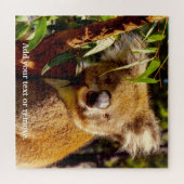 Niedlicher Braunbär, der Eukalyptus-Blätter isst, Puzzle (Horizontal)