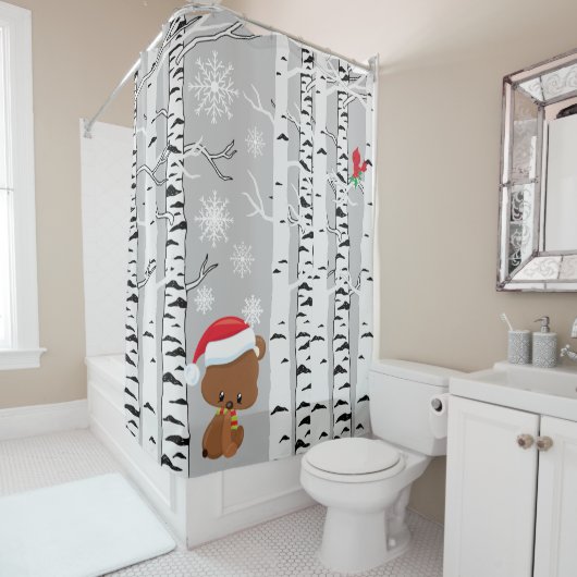 Niedlicher Braunbär in Waldschnee Kardinal Vogel  Duschvorhang (Beispiel)