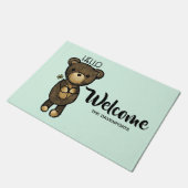 Niedlicher brauner Bär mit gelber Blume Fußmatte (Schrägansicht)