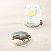 Niedlicher brauner Pony im Blumenfeld Getränkeuntersetzer (Seite)