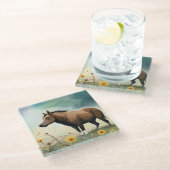 Niedlicher brauner Pony im Blumenfeld Glasuntersetzer (Schrägansicht)