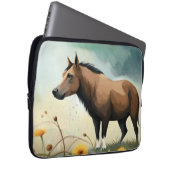 Niedlicher brauner Pony im Blumenfeld Laptopschutzhülle (Vorne Rechts)