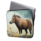 Niedlicher brauner Pony im Blumenfeld Laptopschutzhülle (Vorderseite Links)
