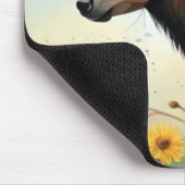 Niedlicher brauner Pony im Blumenfeld Mousepad (Ecke)