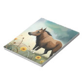 Niedlicher brauner Pony im Blumenfeld Notizblock (Rotiert)