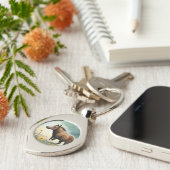 Niedlicher brauner Pony im Blumenfeld Schlüsselanhänger (Seite)