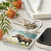 Niedlicher brauner Pony im Blumenfeld Schlüsselanhänger (Vorderseite rechts)