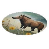 Niedlicher brauner Pony im Blumenfeld Schneidebrett (Ecke)