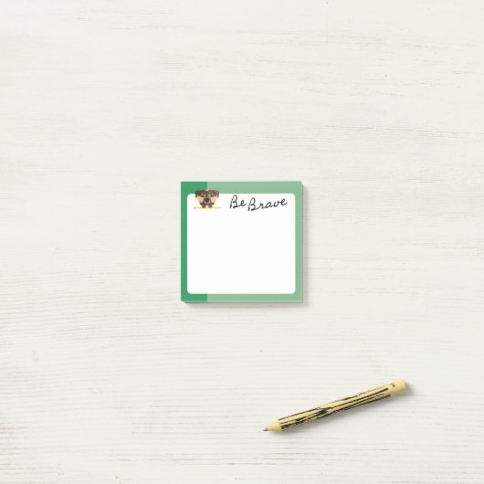 Niedlicher brauner Welpenhund mutig mit Bleistift  Post-it Klebezettel (Auf Schreibtisch)